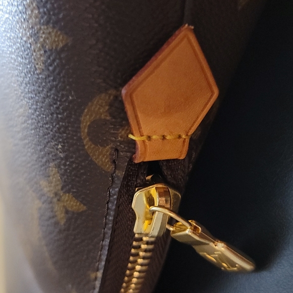 Louis Vuitton Monogram Cosmetic Pouch GM - Picture 7 of 11